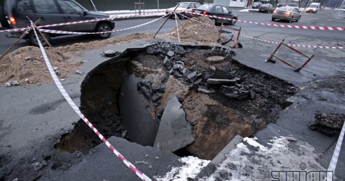 У Києві з&#039;явилася яма величезних розмірів