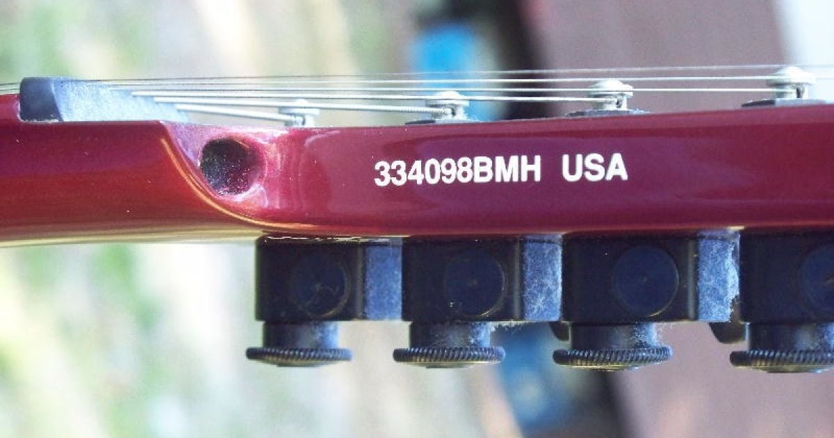 Оголені дівчата продають гітару / © Ebay