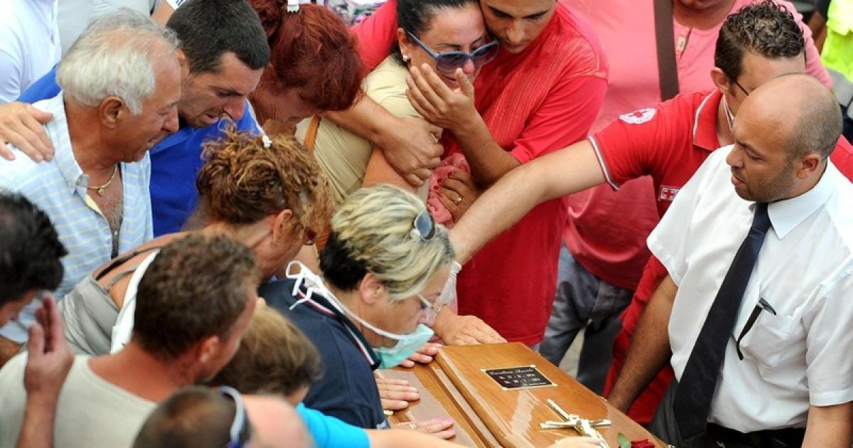 В Італії родичі та друзі загиблих оплакують своїх близьких / © http://twitter.com/mrskutcher