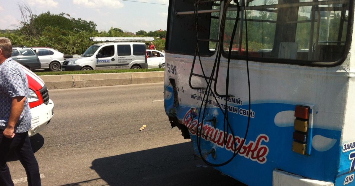 У результаті ДТП постраждали 16 осіб