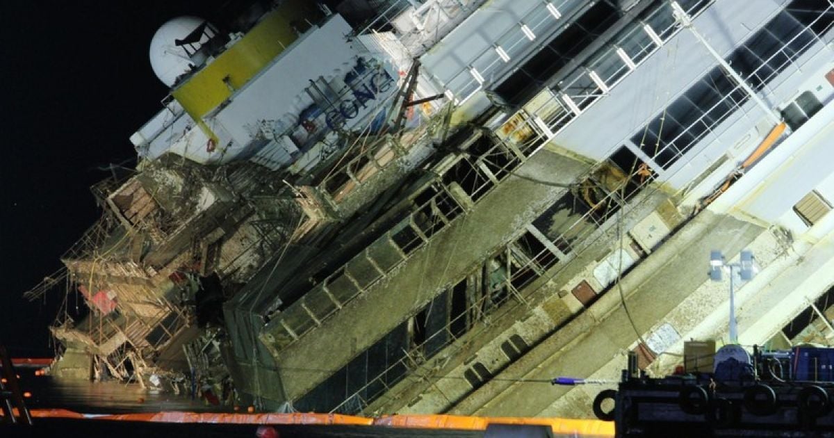 Costa Concordia поставили вертикально у берегів Італії