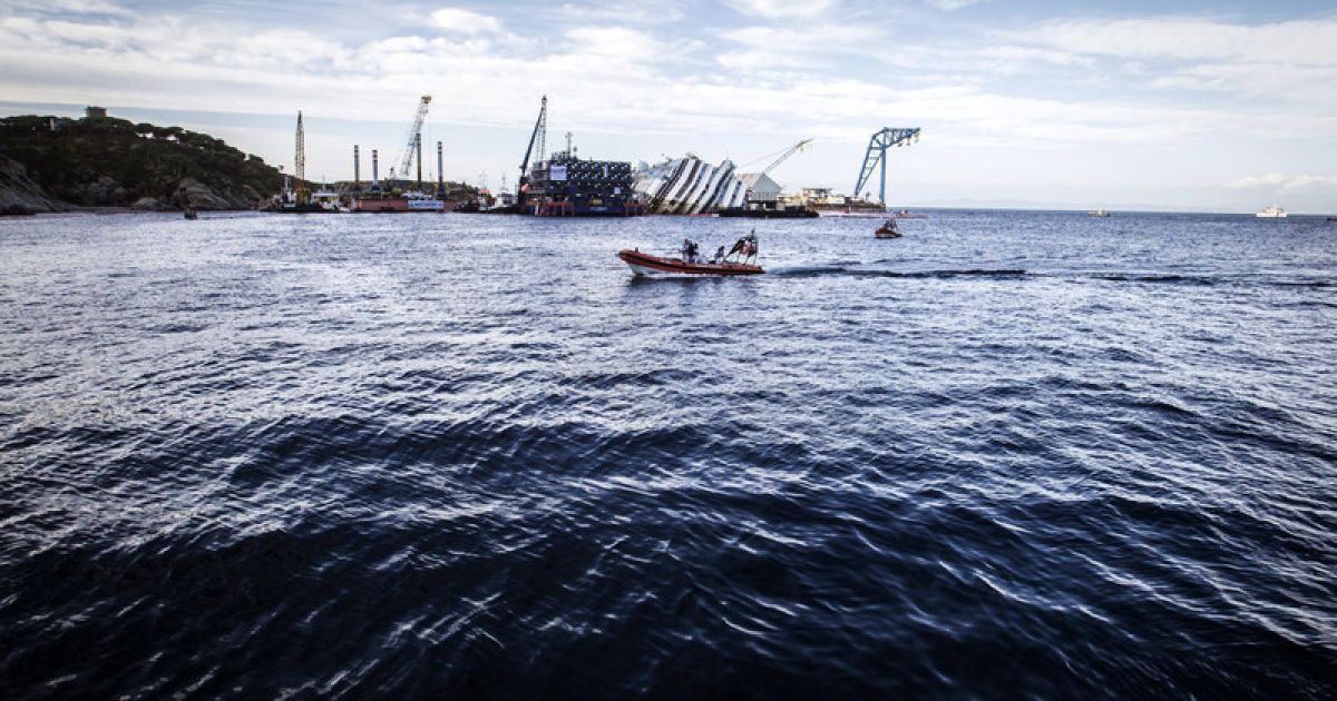 Costa Concordia поставили вертикально у берегів Італії / © Фото EPA/UPG