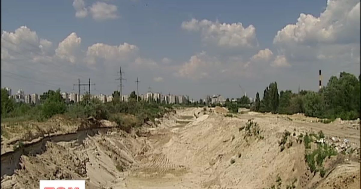 Невідомі встигли нелегально вивезти тонни піску