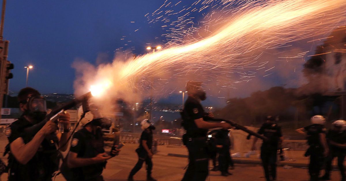 Турецький бунт триває, сутички не припинялися і вночі