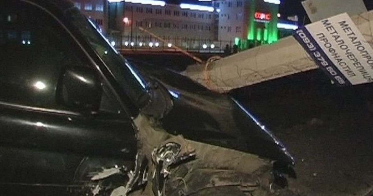 У Києві позашляховик зніс стовп