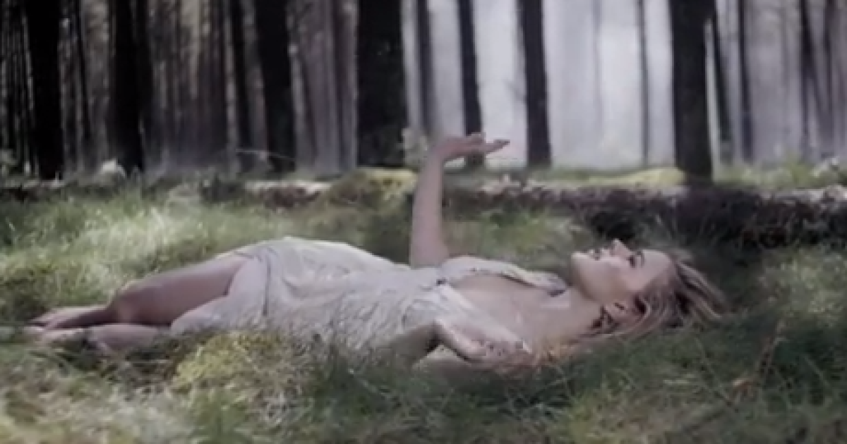 Емілі Де Форест зняла кліп на пісню Only teardrops