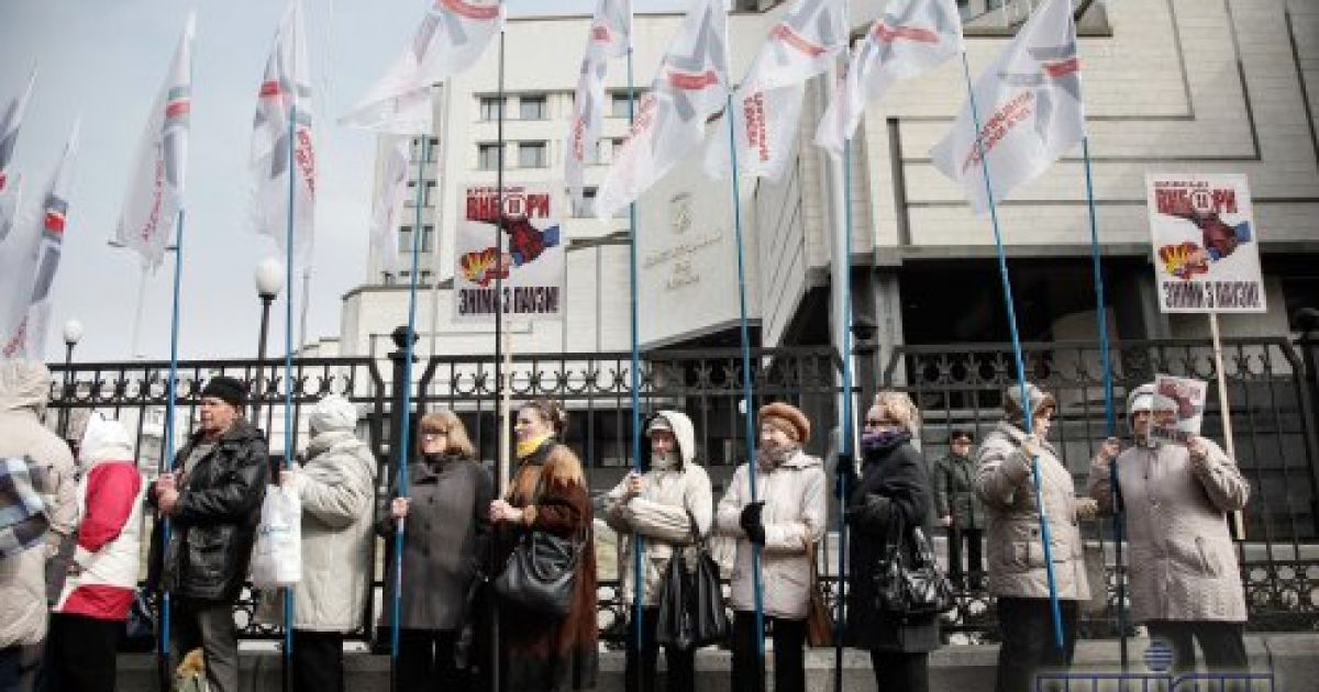 Активісти з ранку взяли в облогу Конституційний суд / © УНІАН