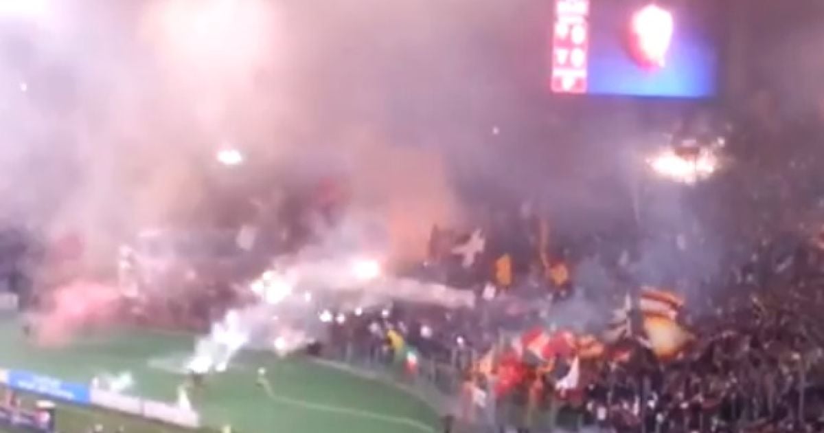 Фанати "Роми" влаштували неймовірне вогняне шоу  перед римським дербі (відео)