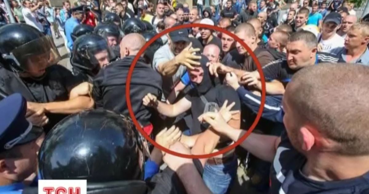 "Беркут" допомагав "гопникам" бити людей на мітингу