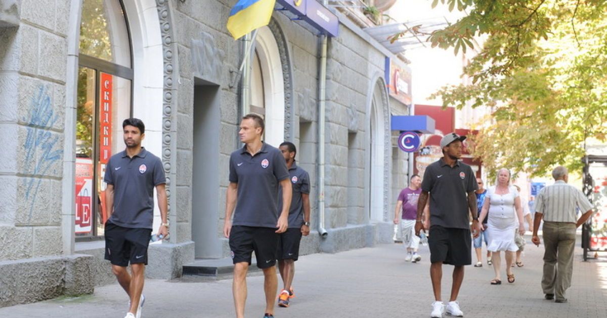 Прогулянка гравців "Шахтаря" у Дніпропетровську / © shakhtar.com
