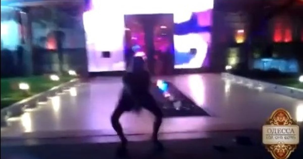 Охоронці закладу підійшли до дівчини і попросили покинути територію