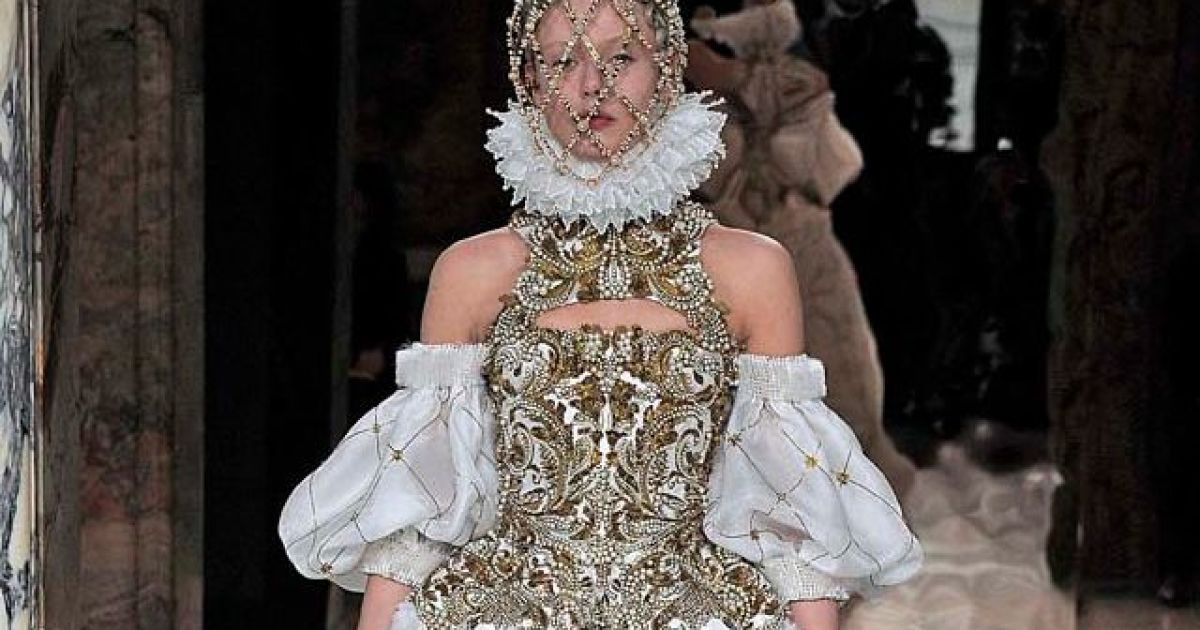 Модний дім Alexander McQueen швидко "зам'яв" інцидент зі стажистами