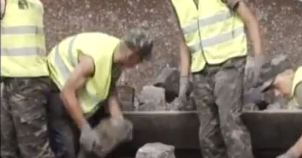 Солдати законно ремонтують дороги та отримують за це гроші