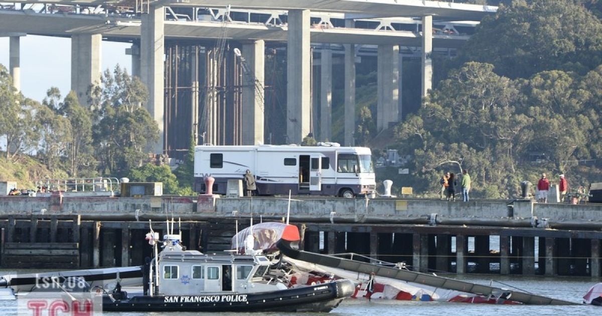 Катамаран, під яким загинув яхтсмен Ендрю Сімпсон, витягли з води / © Фото EPA/UPG