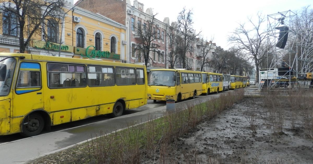 Площу, де має відбутися акція протесту, оточили автобуси