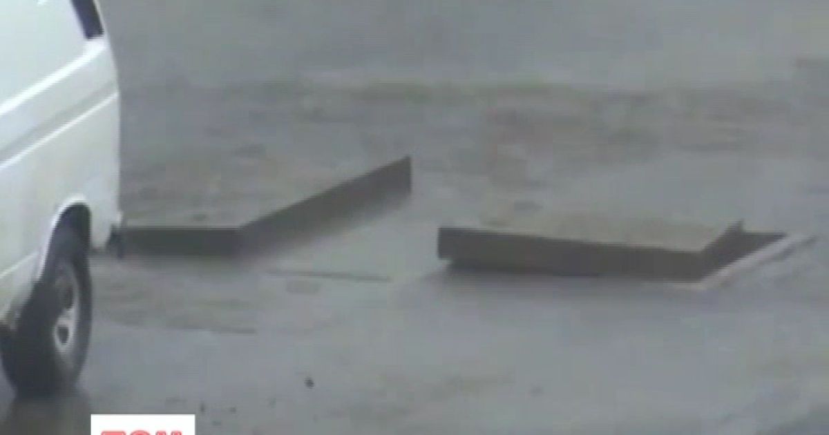 Бетонні плити виконали "індустріальний танець" під час зливи