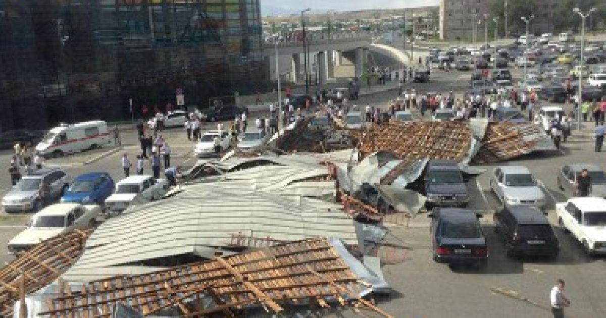 В Єревані зірвало дах