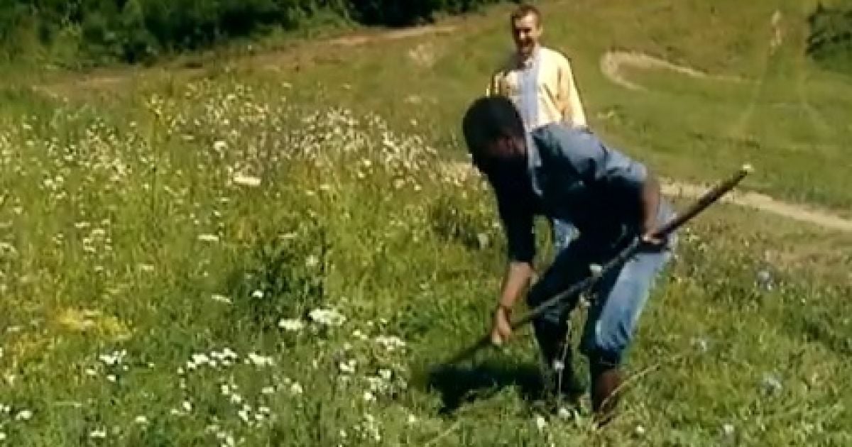 Годвін покосив траву
