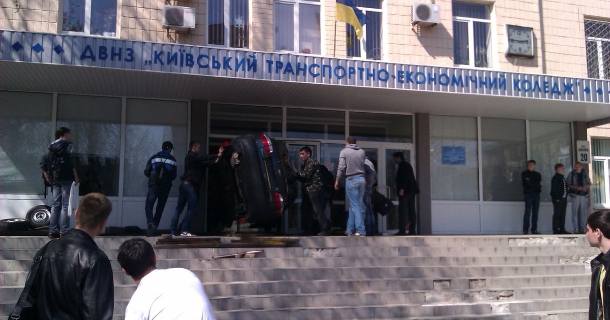 Зараз автомобіль стоїть в холі