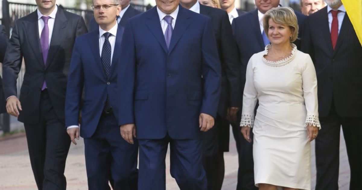 Зліва направо: міністр фінансів України Юрій Колобов, віце-прем'єр-міністр України Олександр Вілкул, Президент України Віктор Янукович, голова Київської обласної державної адміністрації Анатолій Присяжнюк та міністр освіти і науки України Дмитро Табачник перед урочистою лінійкою з нагоди свята Першого дзвоника / © УНІАН