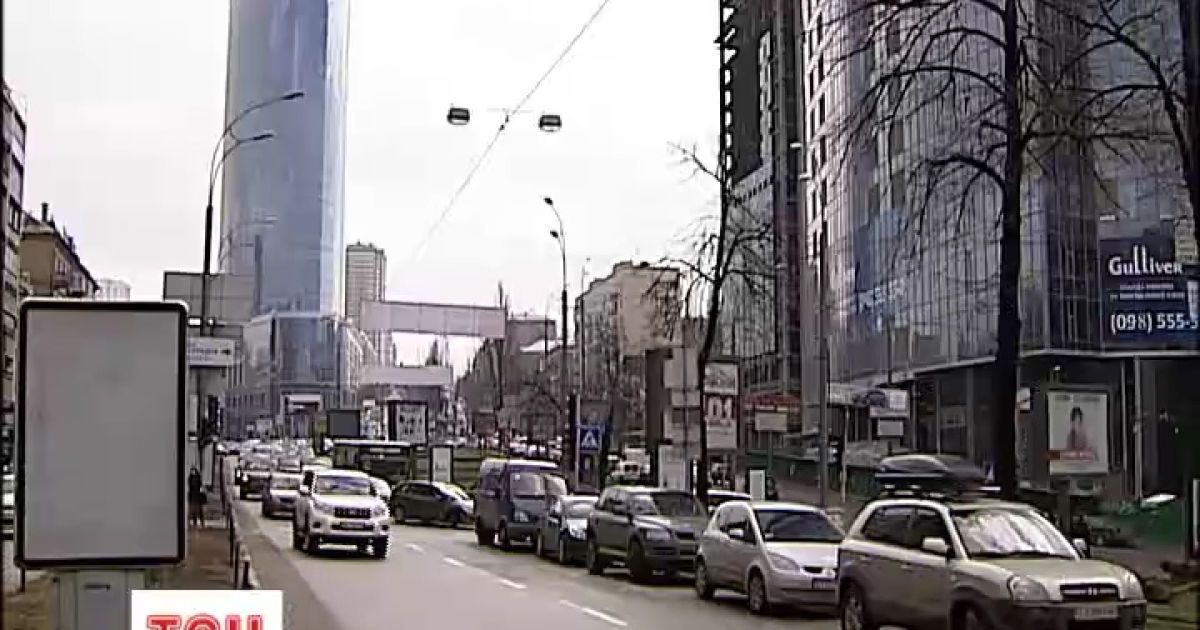 Центр Києва тріщить по швах