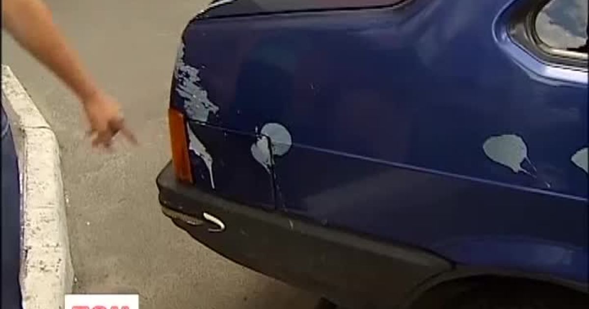 Під Києвом автомобілі облили їдкою рідіною