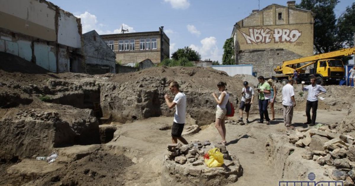 Місцеві жителі знесли паркан на будівництві / © УНІАН