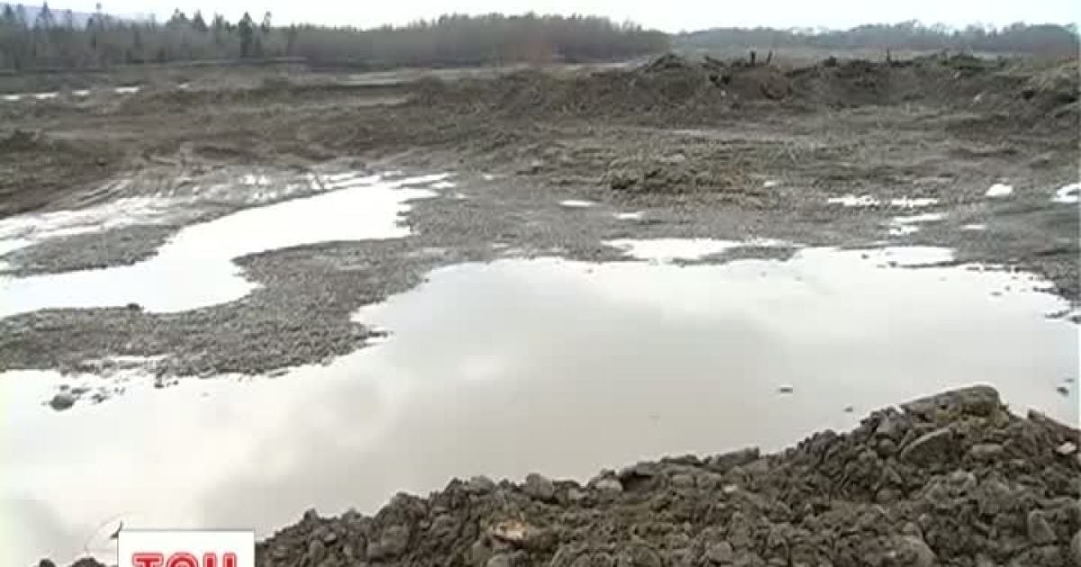 Замість укріплювати берег річки гравій вивозили на будівництво