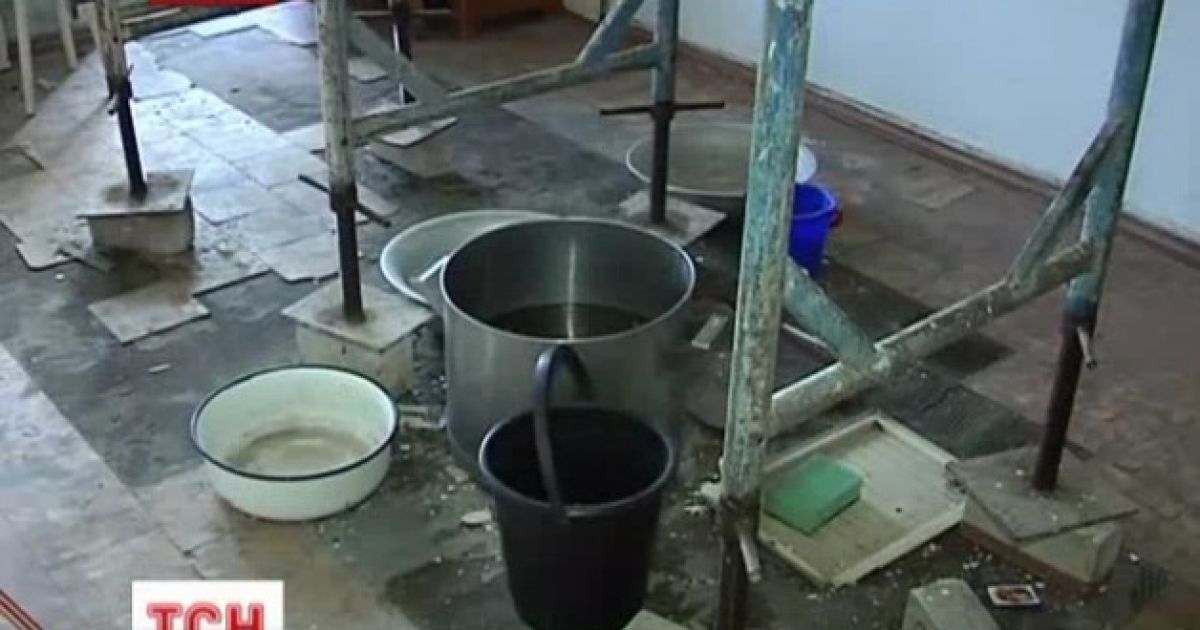 Під час кожної зливи жінка виносить 500-600 л води