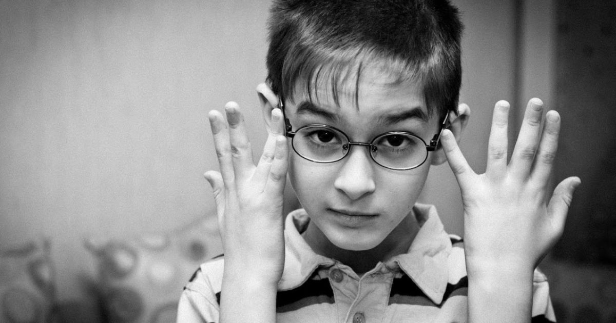 Фотовиставка "Ми тут поруч!" - це виставка фотопортретів дітей з розладами аутичного спектру