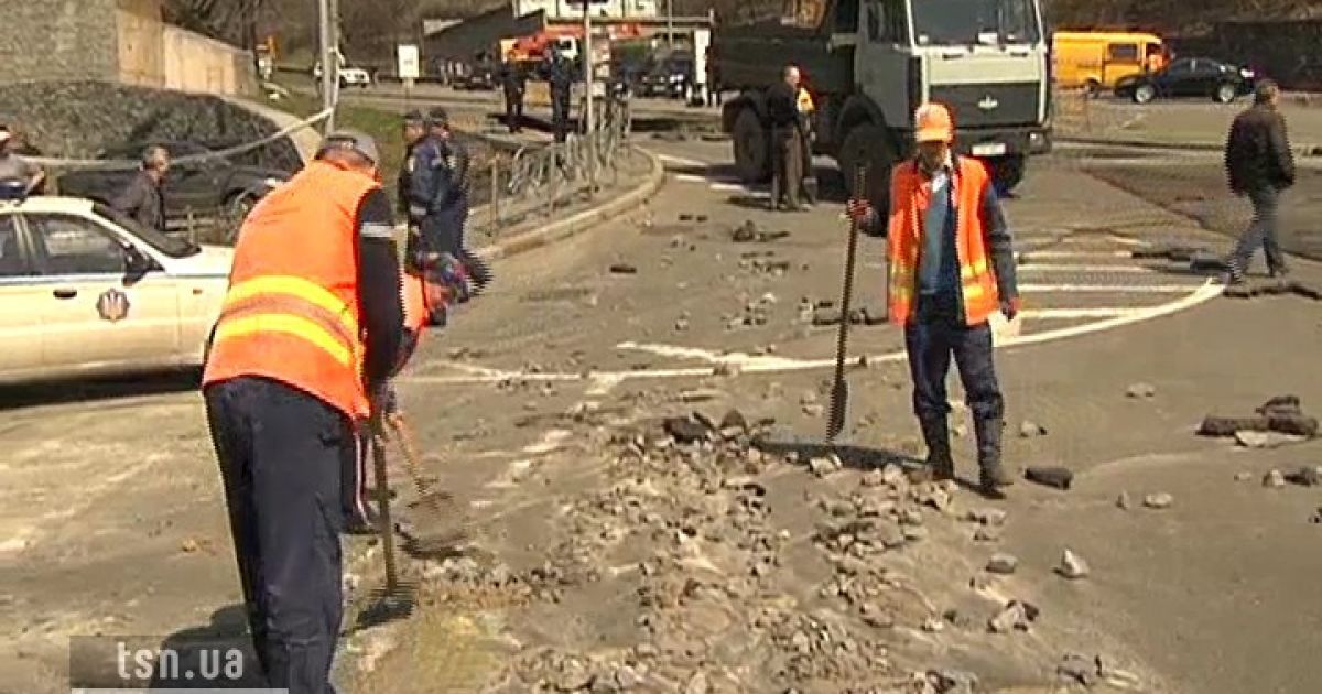 Величезну діру обіцяють залатати до завтра