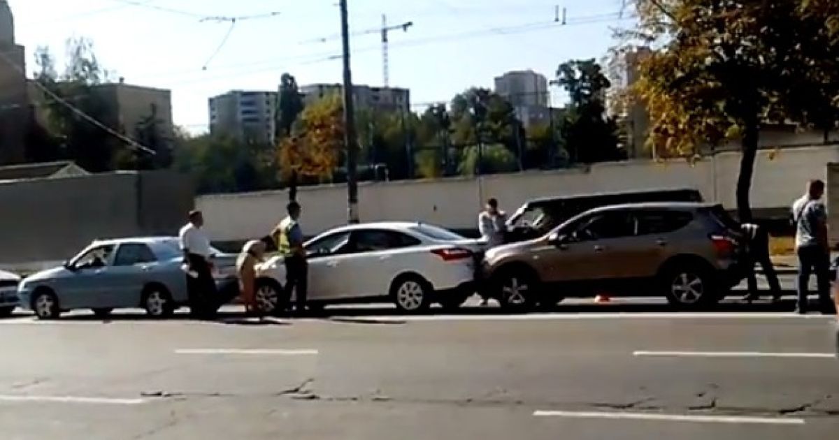 П&#039;ять машин потрапили в аварію на проспекті