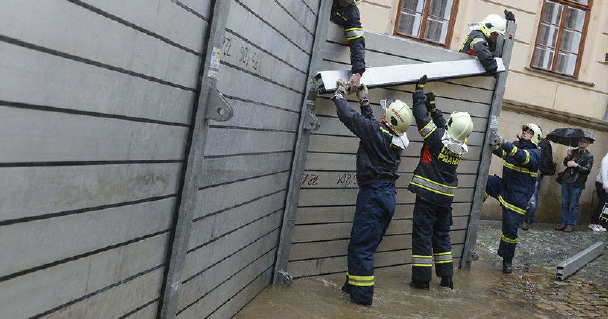 Рятувальники в центрі Праги будують бар'єри проти повені / © Фото EPA/UPG