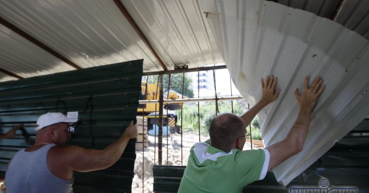 Місцеві жителі знесли паркан на будівництві / © УНІАН