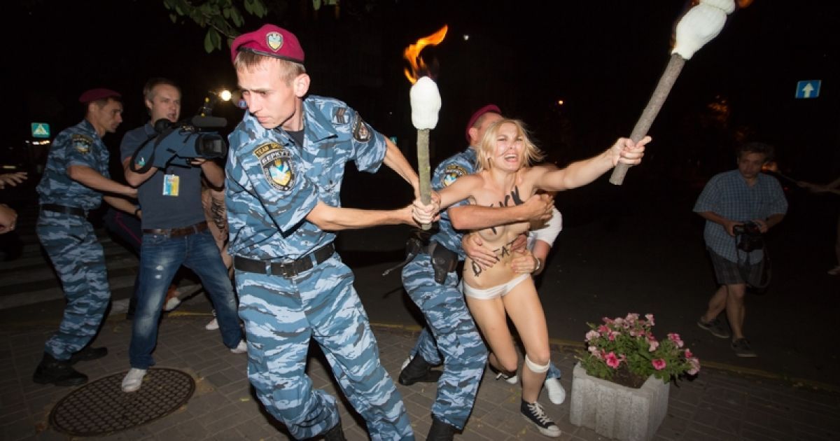 Активістки влаштували акцію під вікнами у президента Білорусі в Києві / © dinternal.com.ua