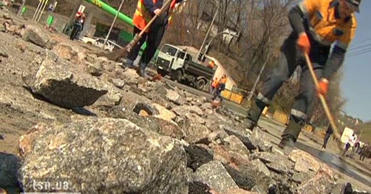 Величезну діру обіцяють залатати до завтра