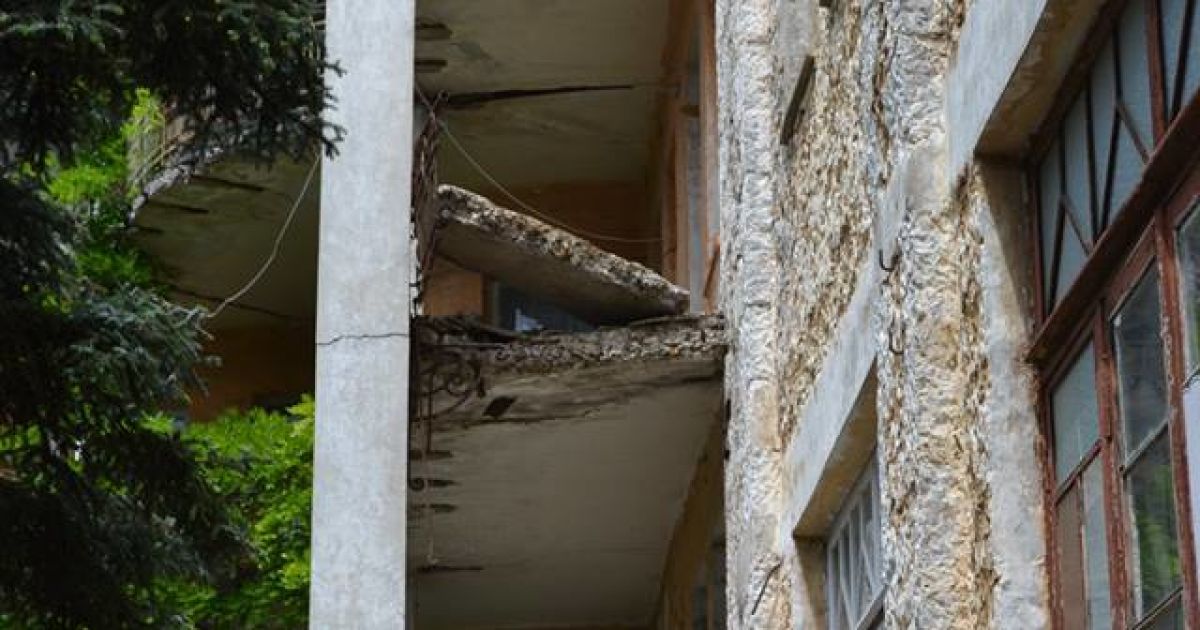 Дівчинка розбилася, провалившись вниз разом з балконом / © Facebook/Леонид Карпов