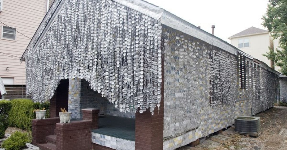 Американець обклеїв банками  свій будинок. / © Оrange Show