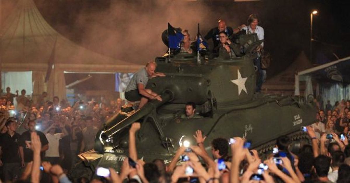 Фанати "Аталанти" на танку