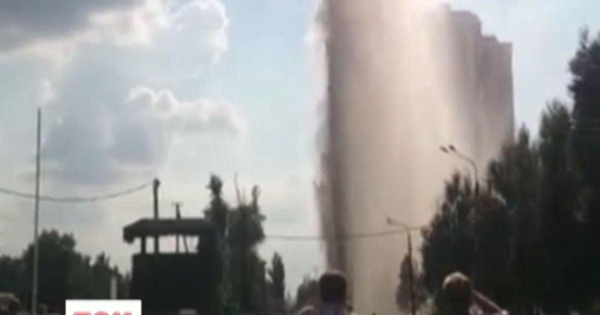 На Лівому березі з-під землі забив фонтан з гарячої води і каміння