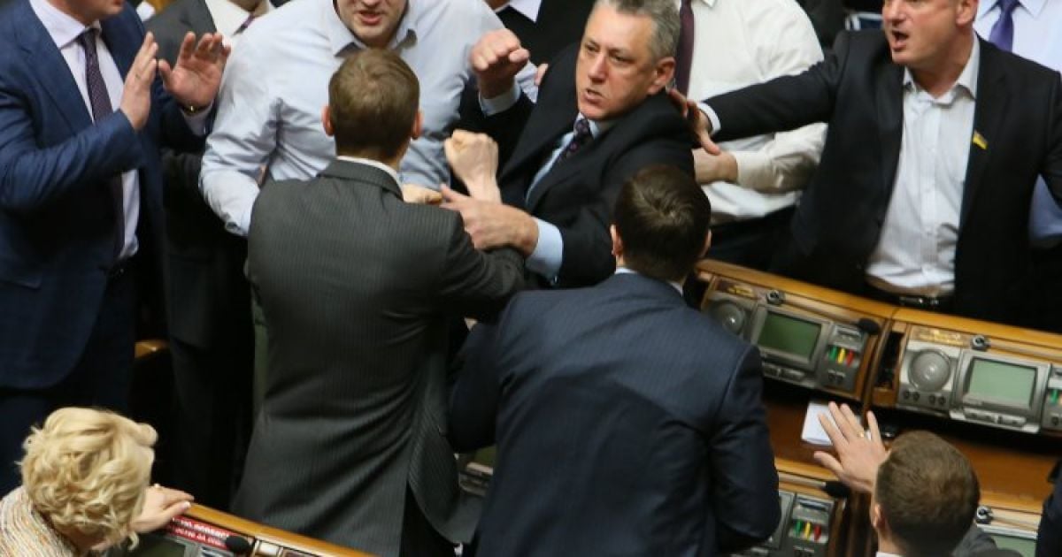 Через "фашистів" билися, а тепер судяться