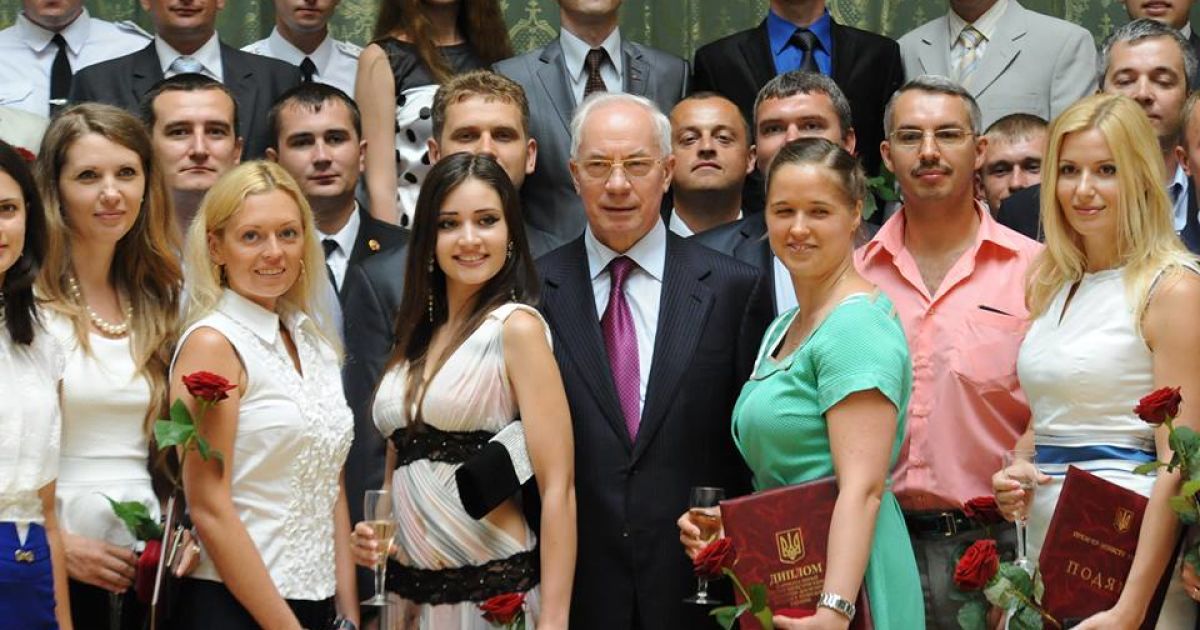 Азаров пообіцяв випускникам, які відбувають в села, збільшити виплати.