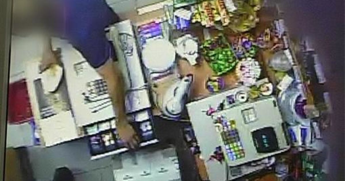 Грабіжник нахабно дістав з каси 1200 грн.