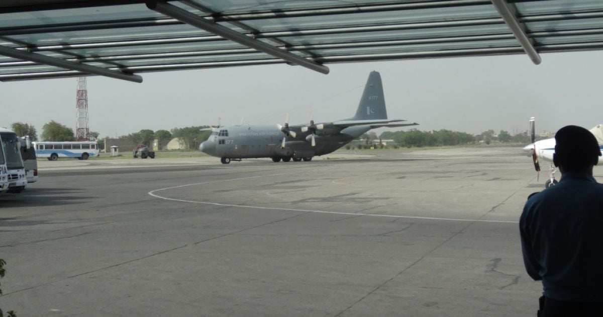 Літак з розстріляними в Пакистані українськими туристами приземлився у Харкові