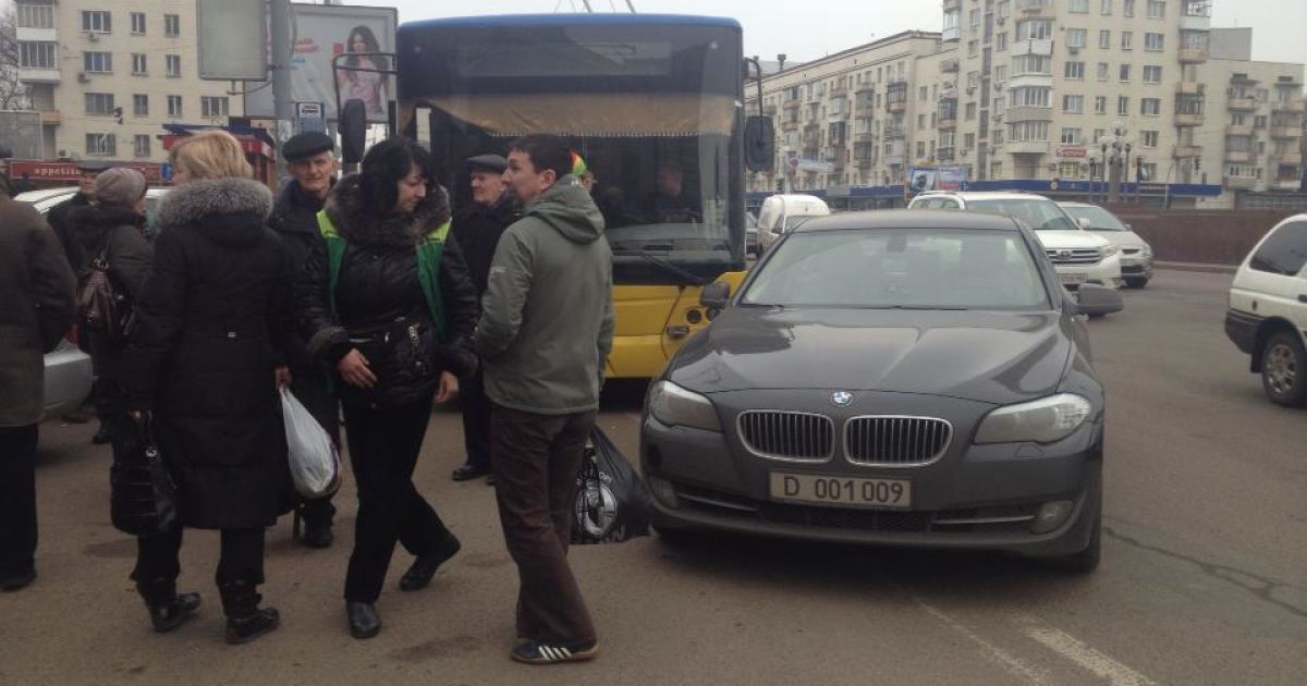 Через авто російських дипломатів в центрі Києва утворився затор з тролейбусів