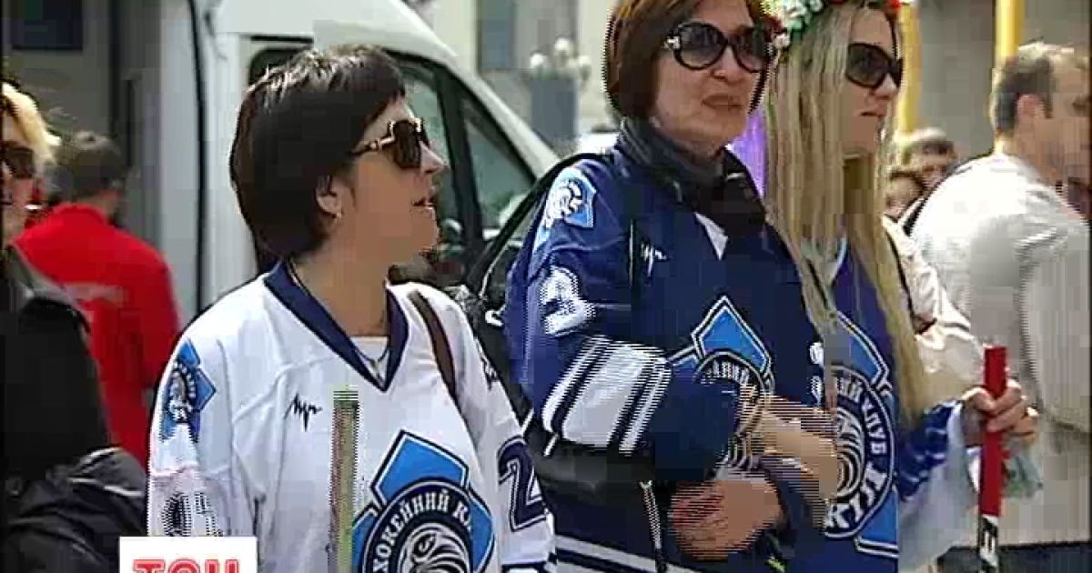 Обурені батьки юних хокеїстів вийшли на мітинг