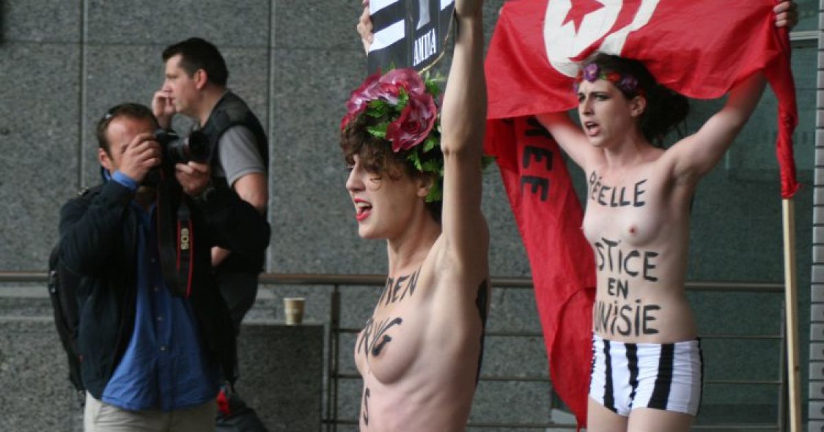 Дівчата з FEMEN влаштували топлес-акцію біля Європарламенту / © УНІАН