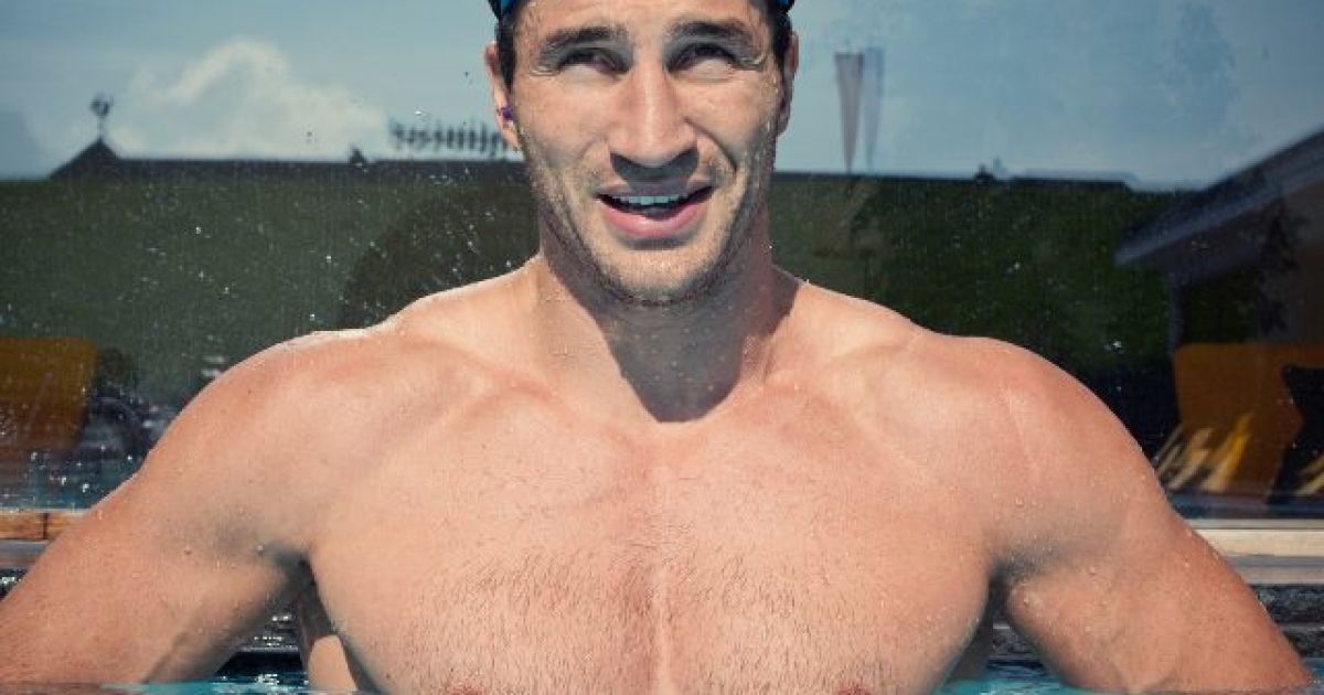 Кличко-молодший поки підтримує форму плаванням