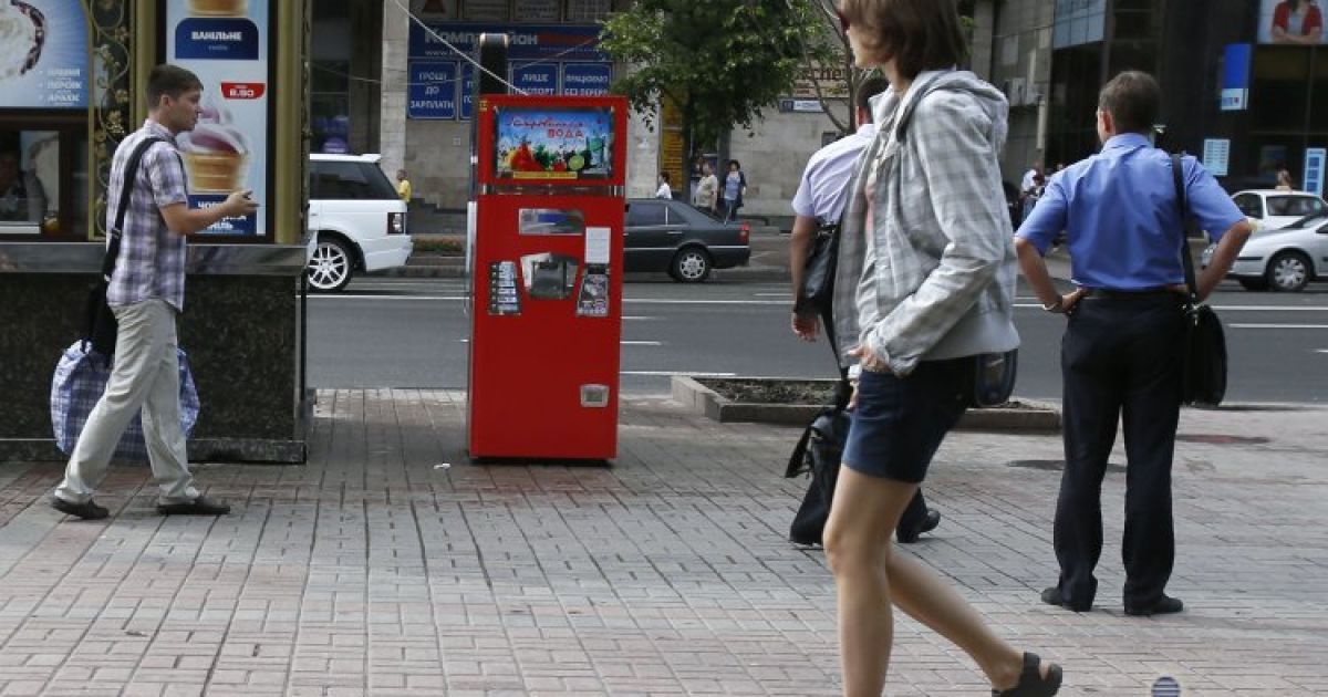 У центрі Києва встановили червоні автомати з газованою водою / © УНІАН