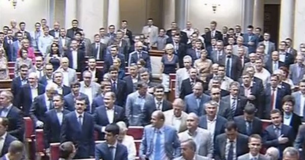Депутати від ПР підвелися з місць, коли почули гімн у виконанні опозиції